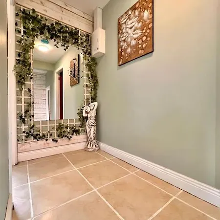 - One Bedroom Self Contained Moate