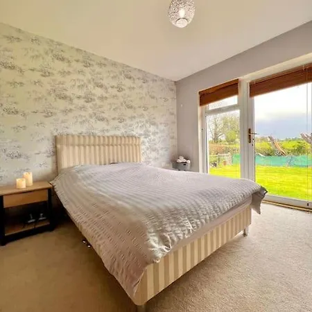 - One Bedroom Self Contained Moate